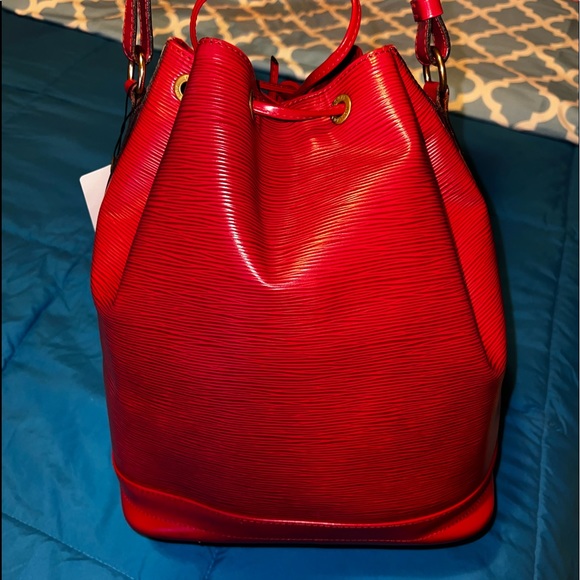 Beautiful Vibrant Red ❤️‍🔥Louis Vuitton Epi Noé customized with rhinestone’s ✨ - Picture 4 of 11